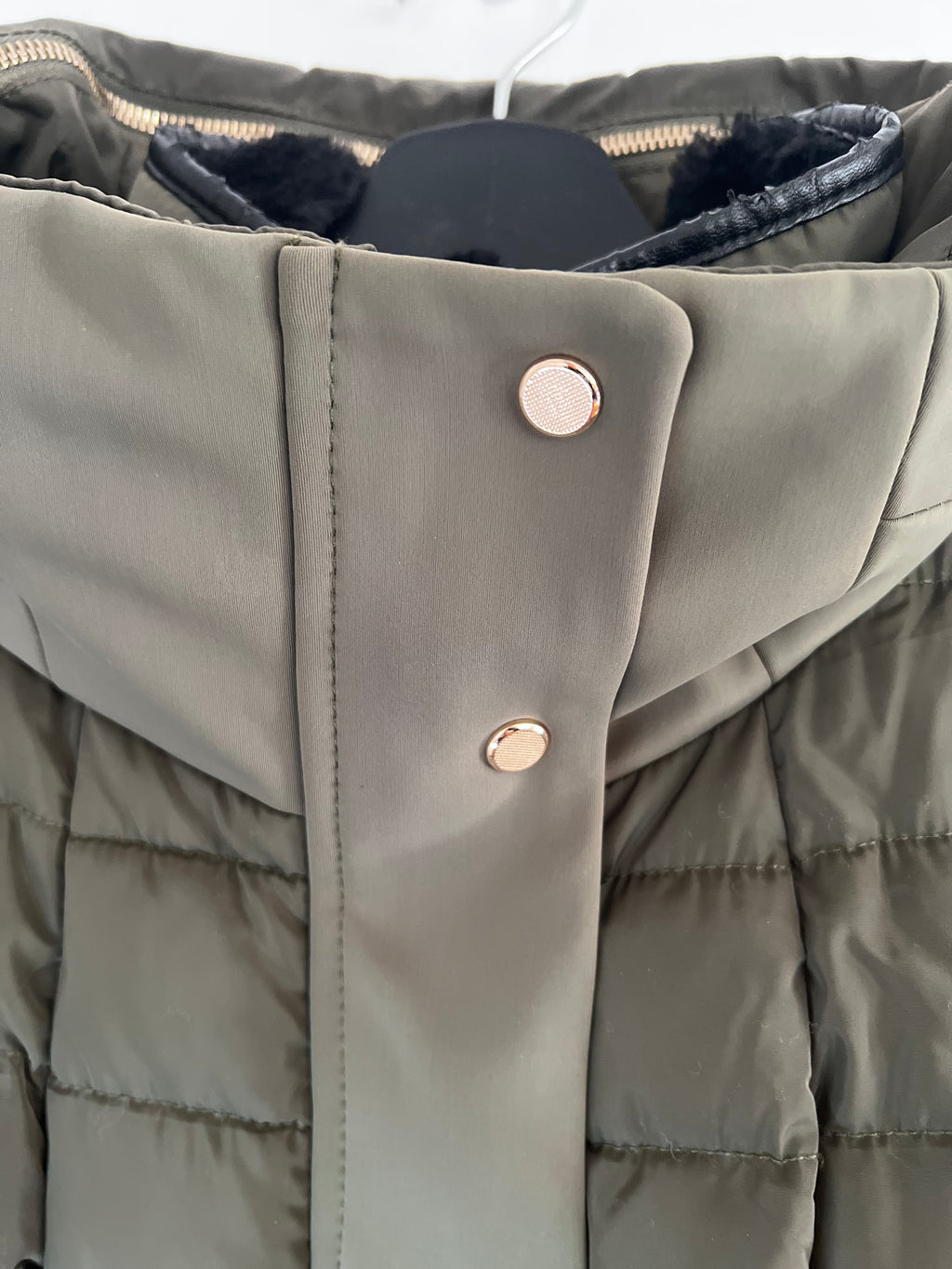 Mode Piu Anna Daunenmantel – Olivgrün, Größe M