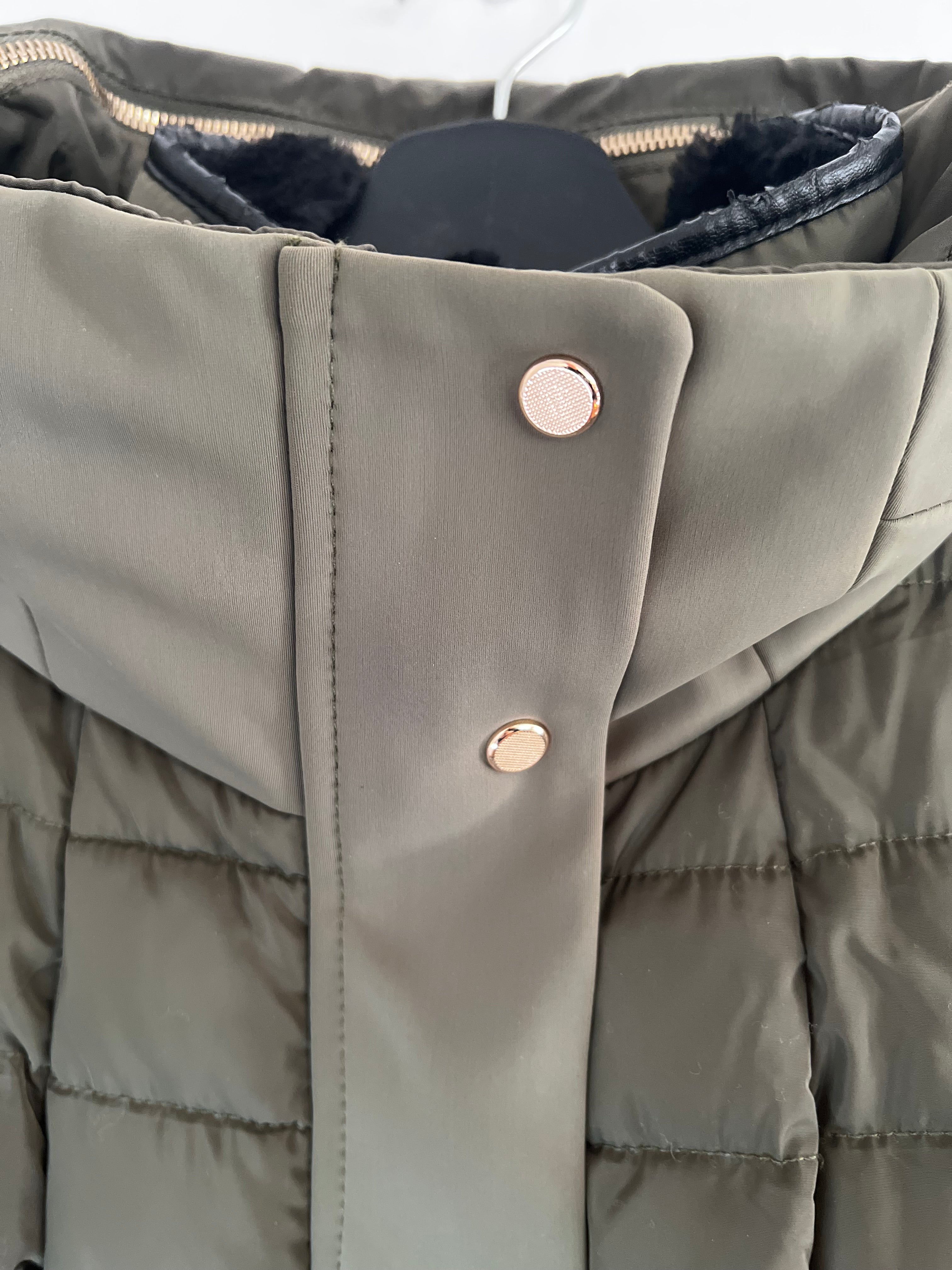 Mode Piu Anna Daunenmantel – Olivgrün, Größe M