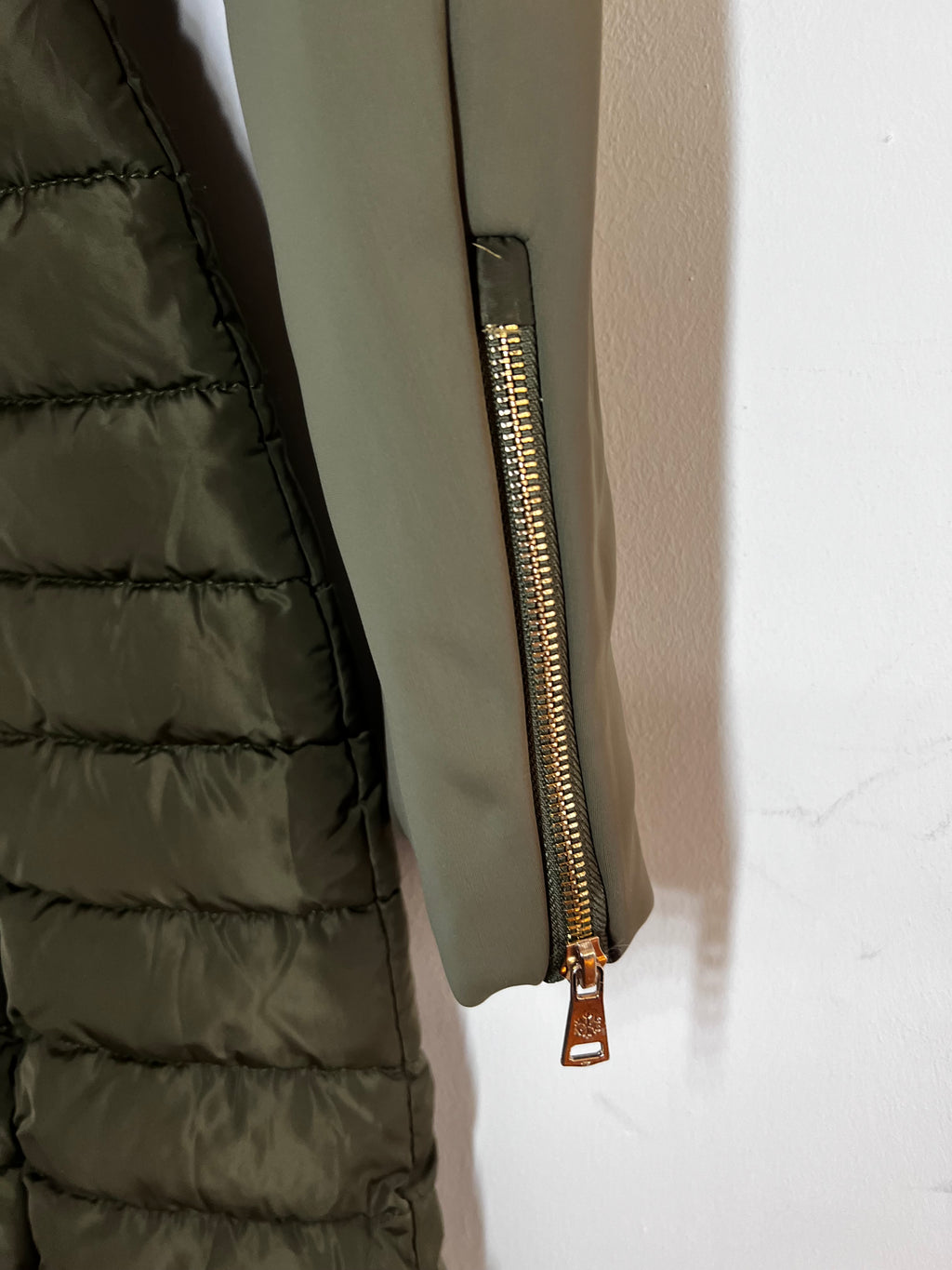 Mode Piu Anna Daunenmantel – Olivgrün, Größe M