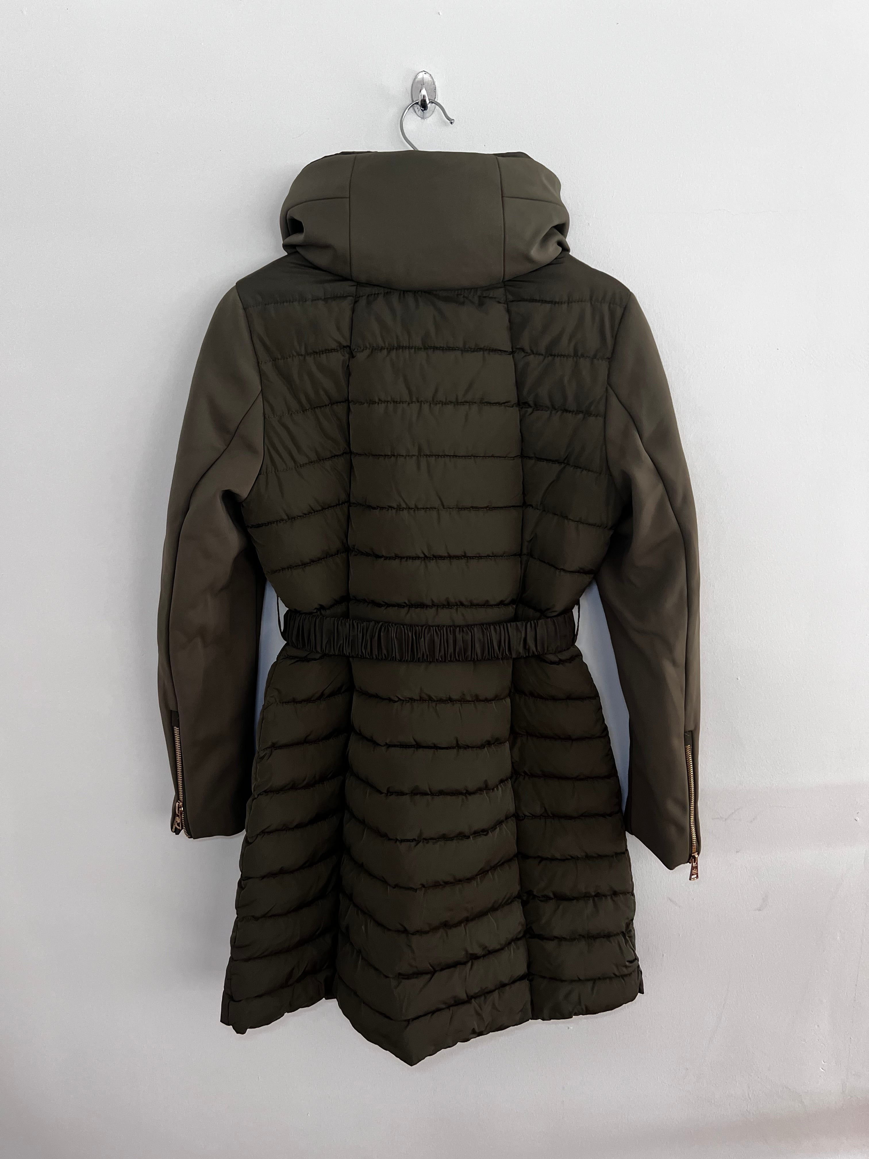 Mode Piu Anna Daunenmantel – Olivgrün, Größe M