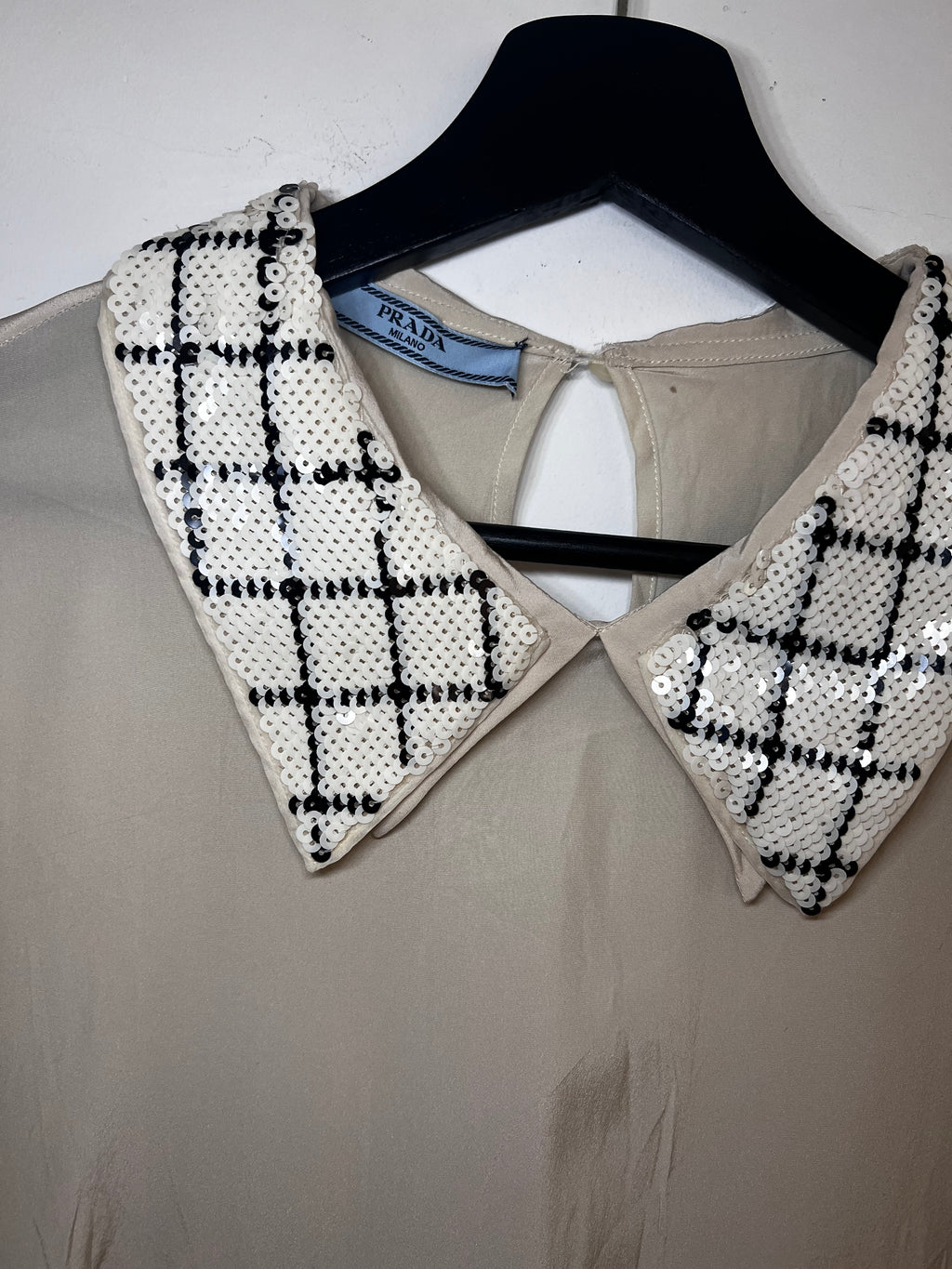 Prada Milano – Elegantes Kleid mit Paillettenkragen