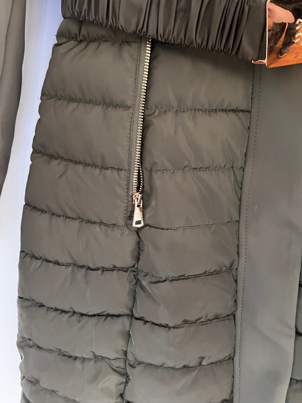 Mode Piu Anna Daunenmantel – Olivgrün, Größe M