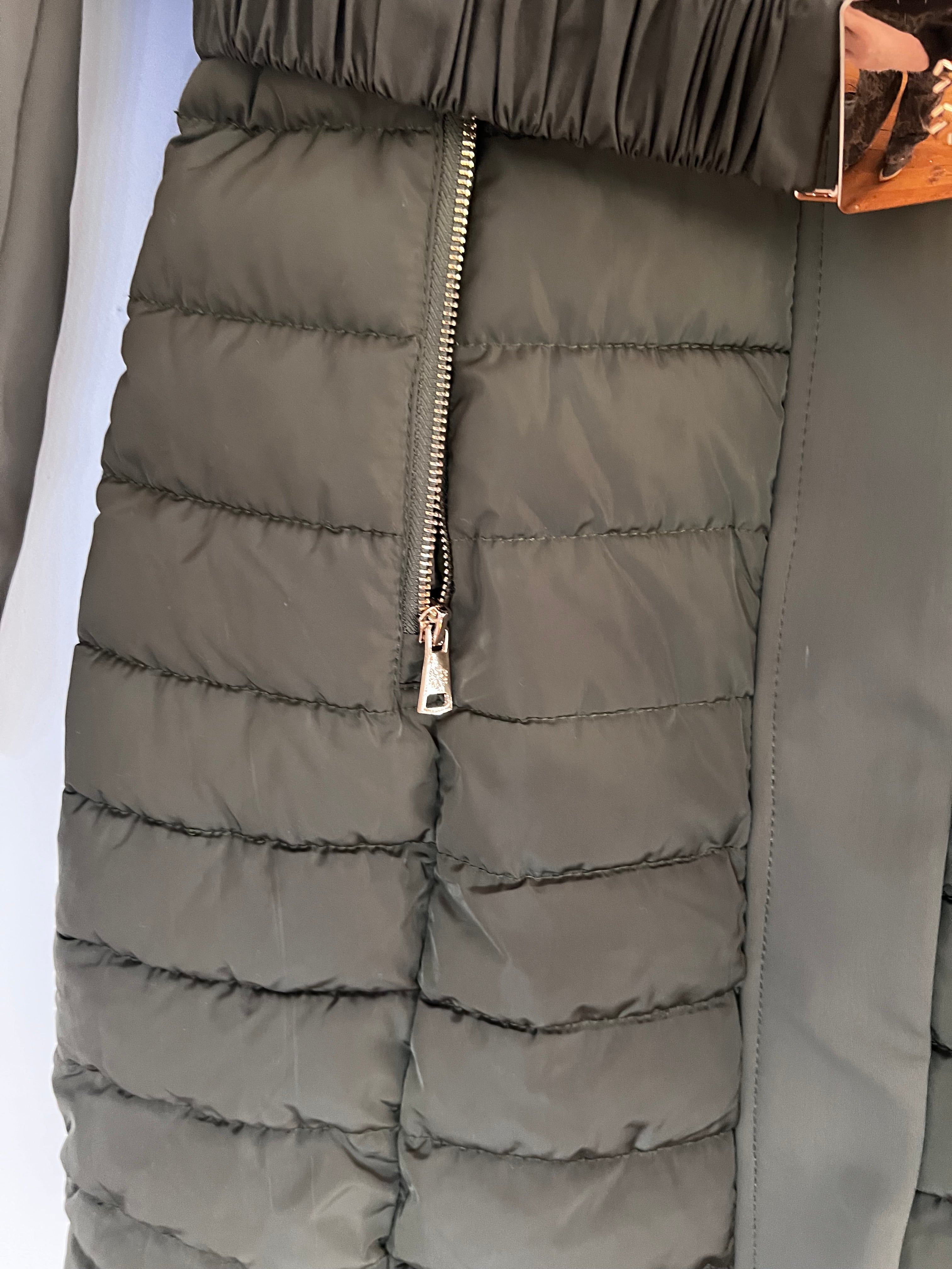 Mode Piu Anna Daunenmantel – Olivgrün, Größe M