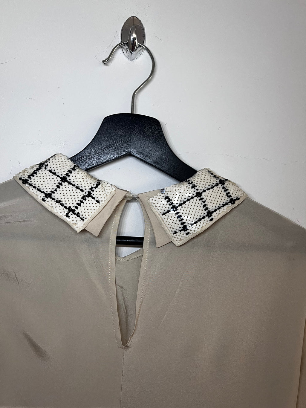 Prada Milano – Elegantes Kleid mit Paillettenkragen