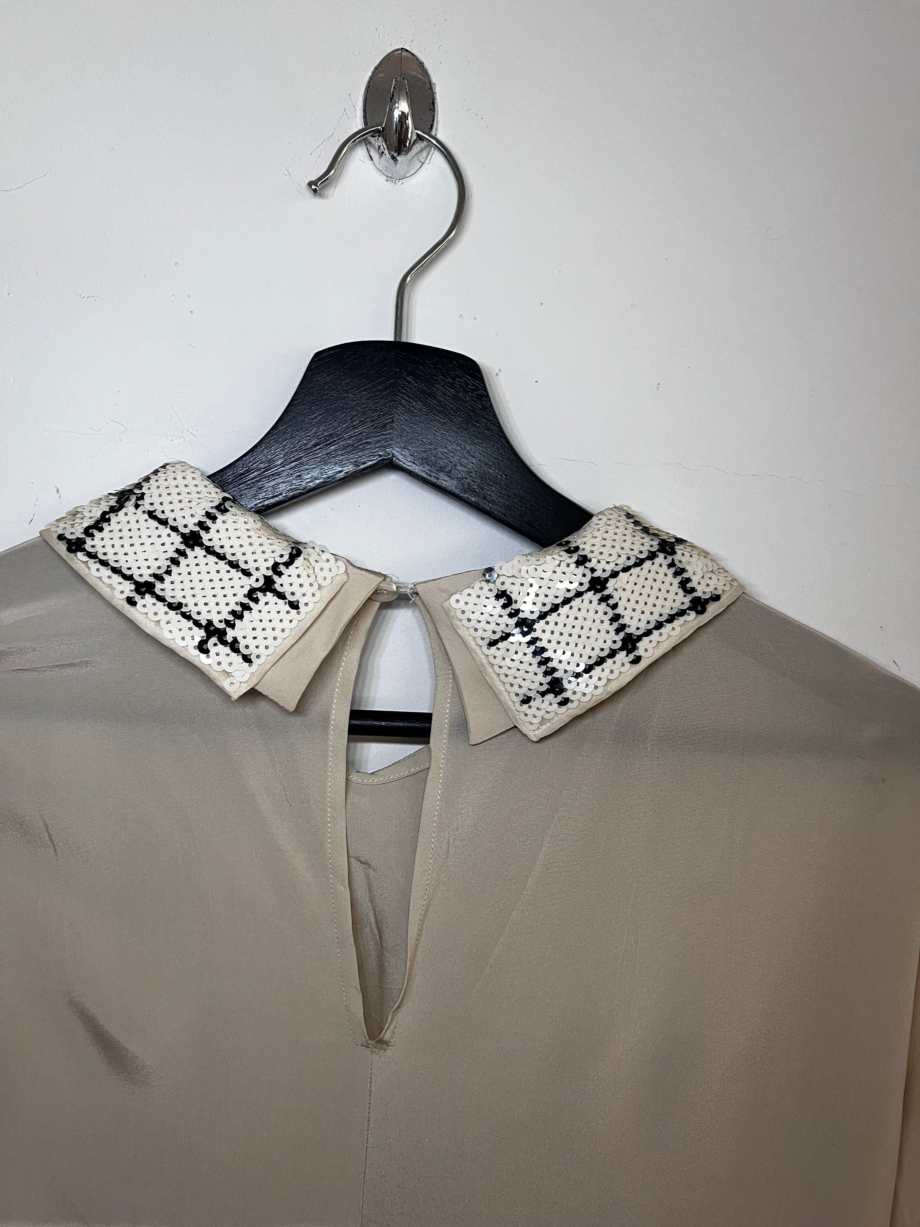 Prada Milano – Elegantes Kleid mit Paillettenkragen