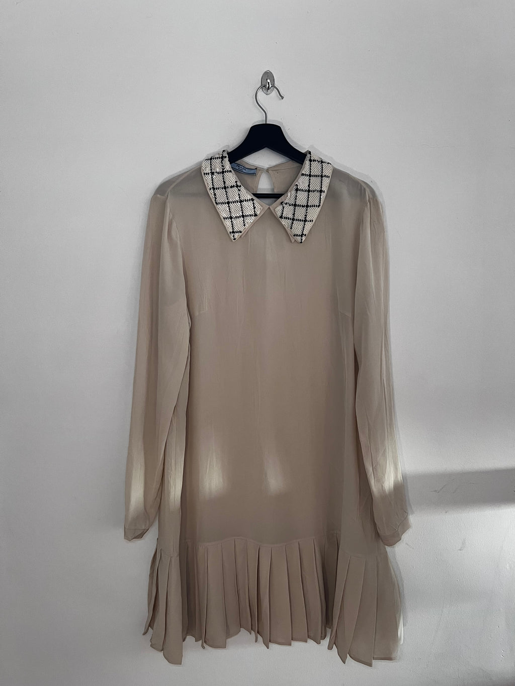 Prada Milano – Elegantes Kleid mit Paillettenkragen