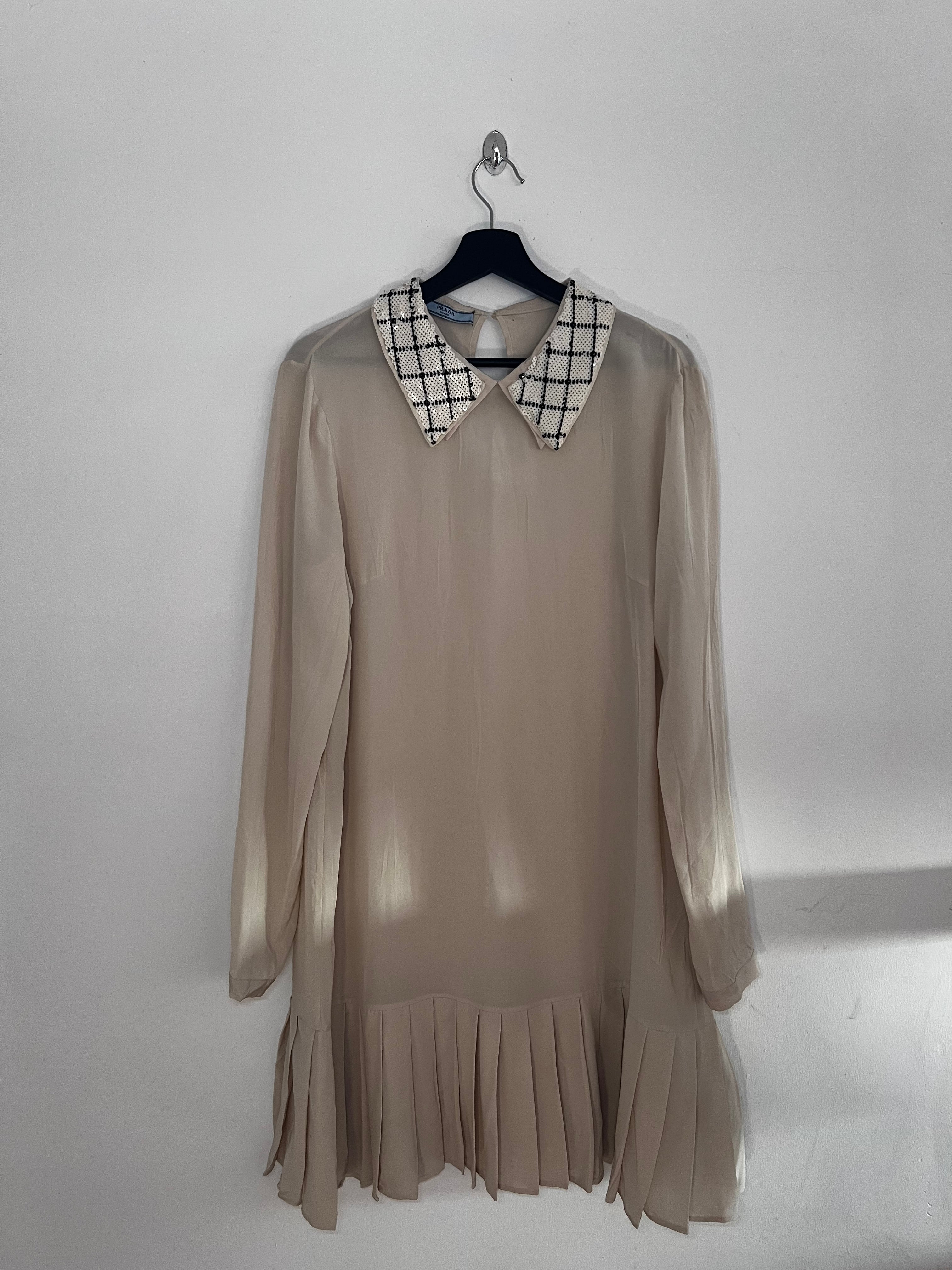 Prada Milano – Elegantes Kleid mit Paillettenkragen