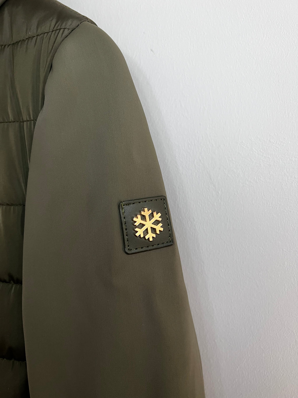 Mode Piu Anna Daunenmantel – Olivgrün, Größe M