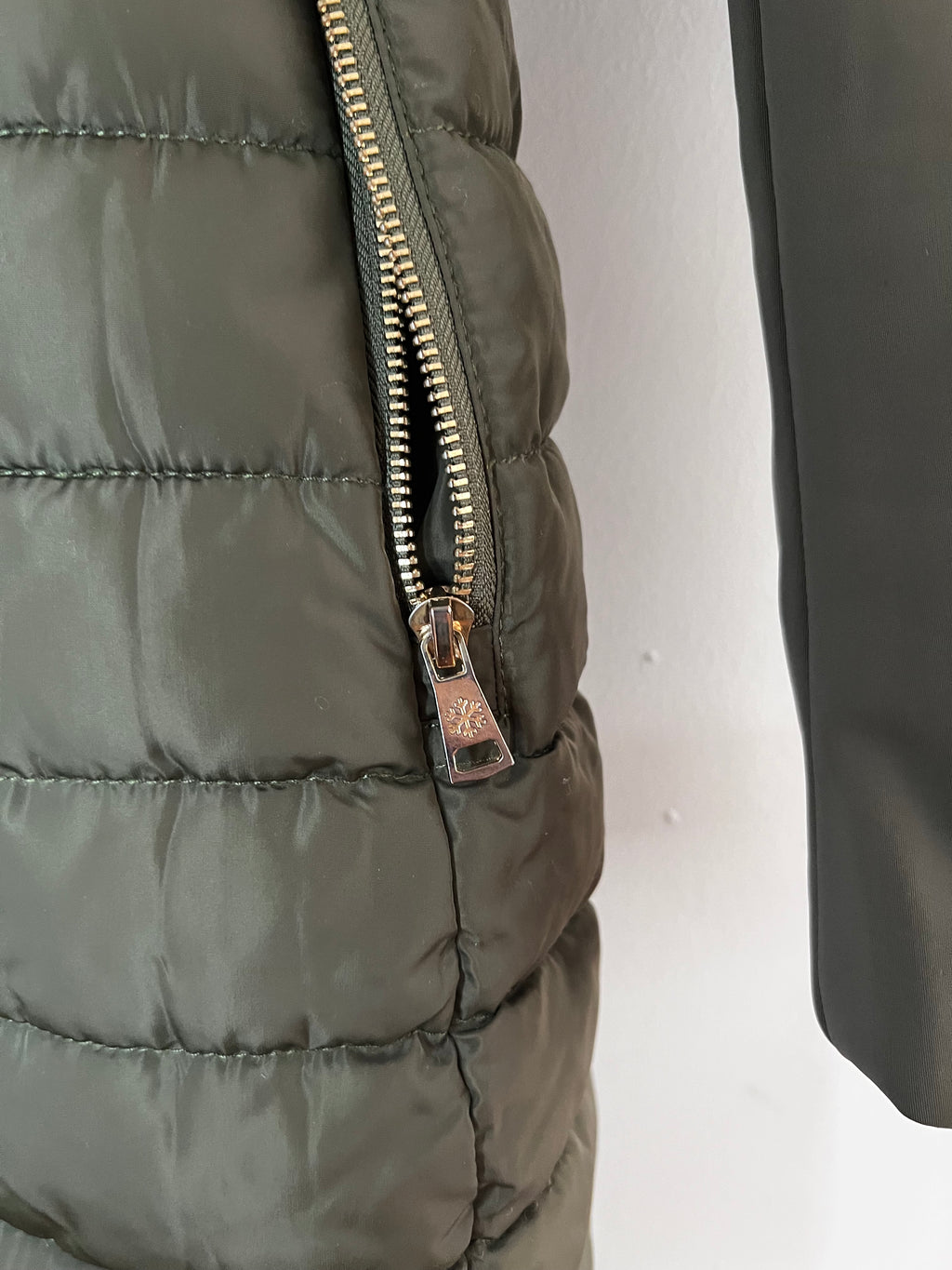 Mode Piu Anna Daunenmantel – Olivgrün, Größe M