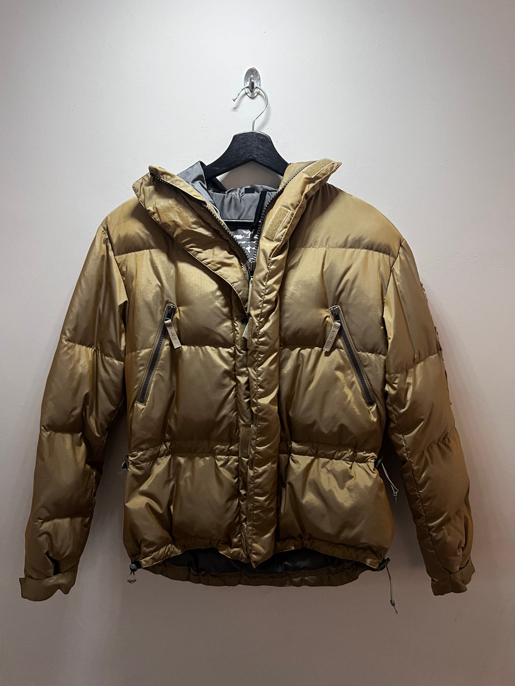 Stylische beige/goldene Steppjacke – XS