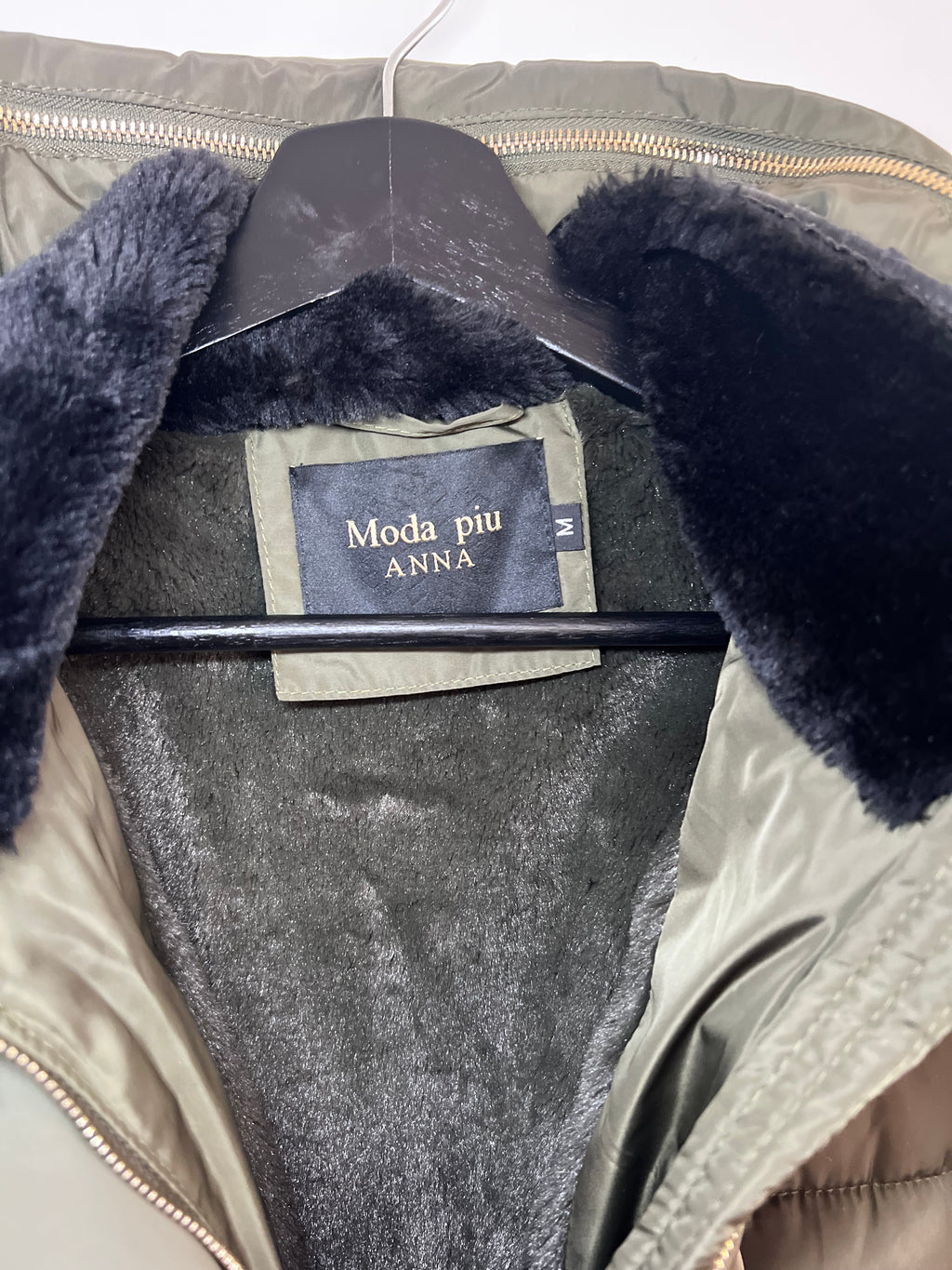 Mode Piu Anna Daunenmantel – Olivgrün, Größe M