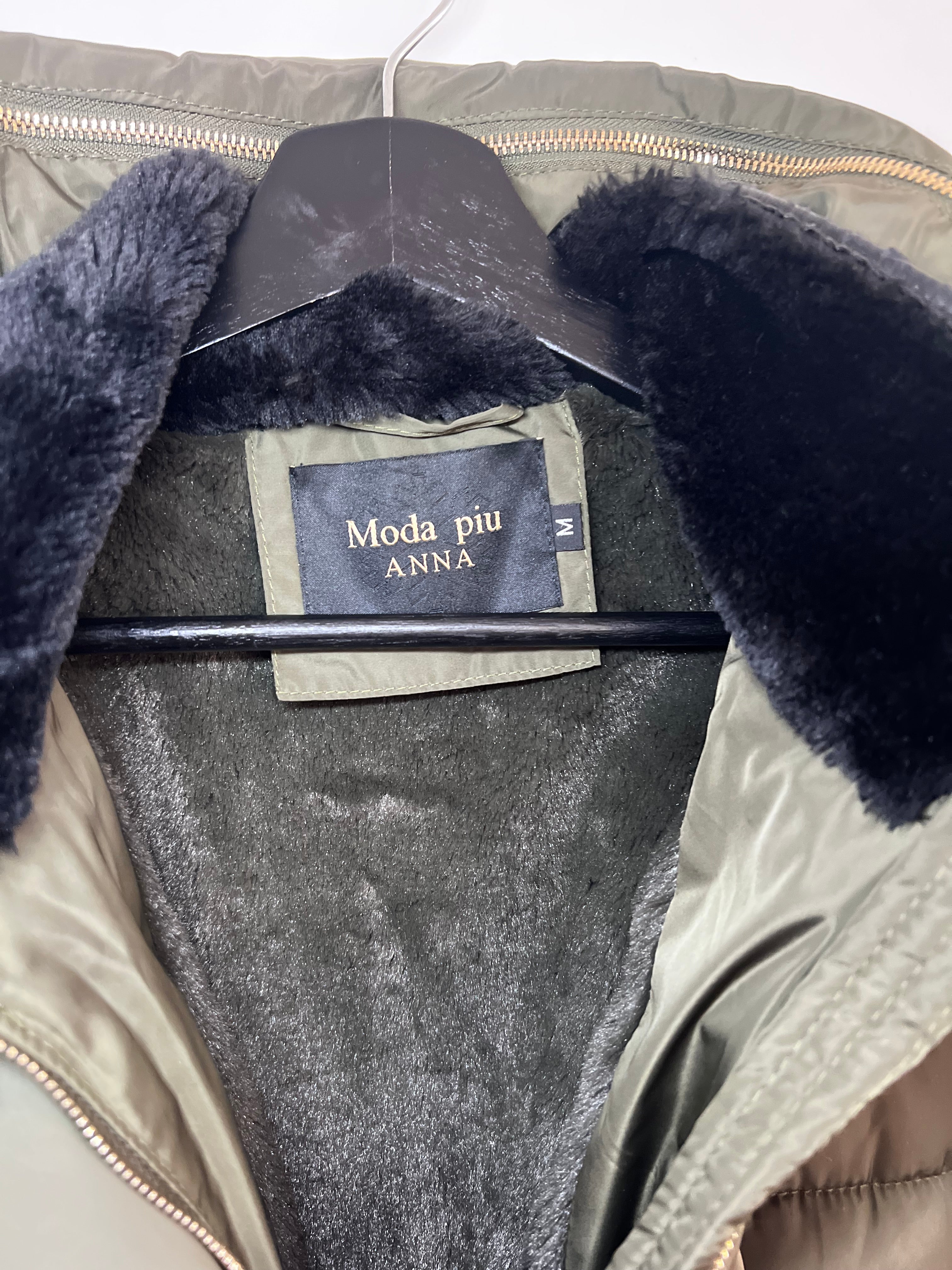 Mode Piu Anna Daunenmantel – Olivgrün, Größe M