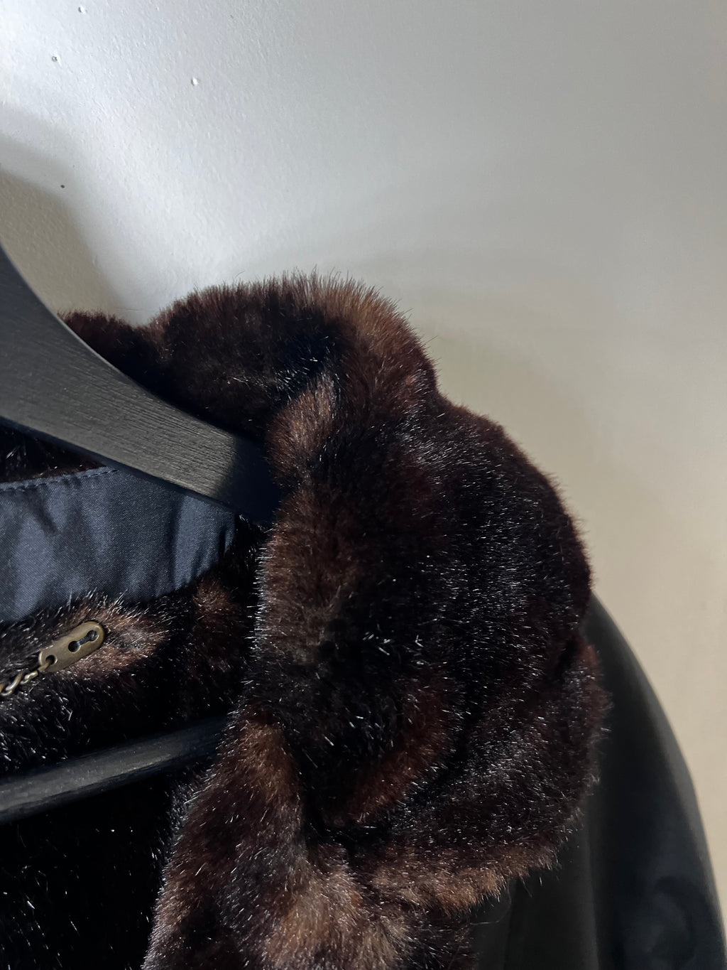 Fuchs Schmitt Mantel mit Fellbesatz – Größe L