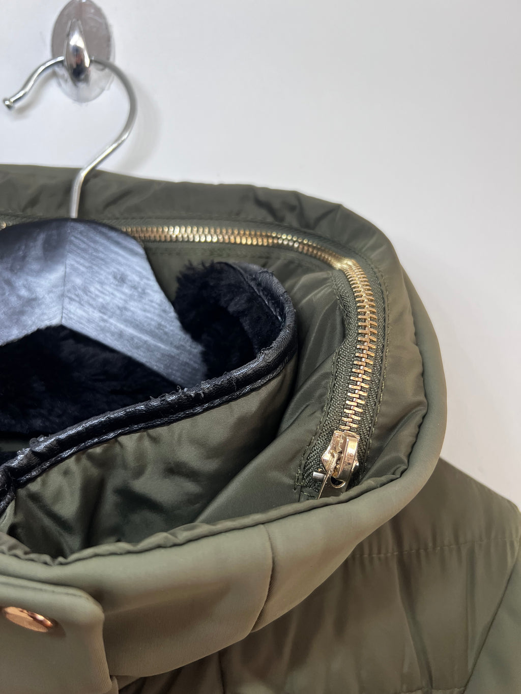 Mode Piu Anna Daunenmantel – Olivgrün, Größe M