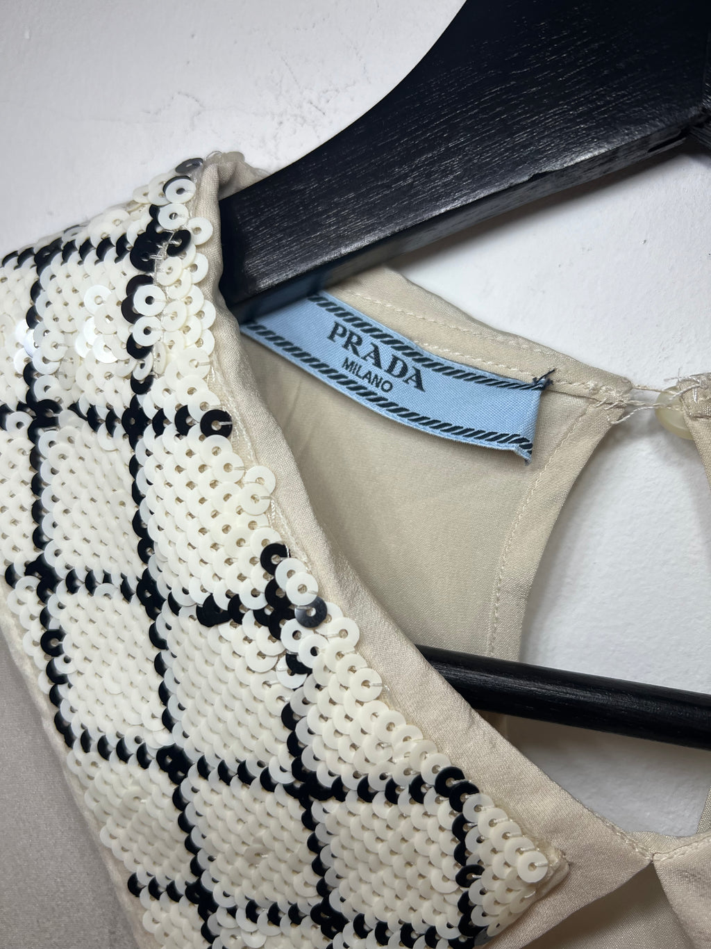 Prada Milano – Elegantes Kleid mit Paillettenkragen